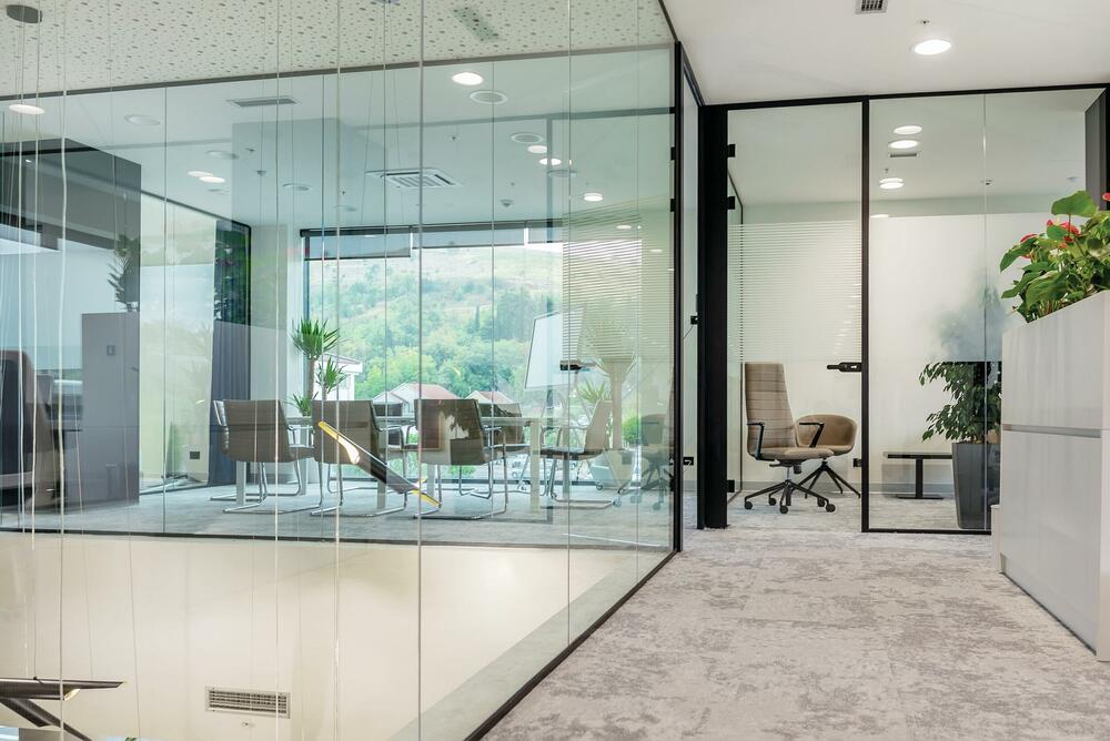 <p align="left">Iz magazina <strong>"Liderke koje inspirišu"</strong> izdvajamo priču izdvajamo priču <strong>Mirjane Mijušković, dugogodišnje direktorice Glosarija,</strong> koja ističe da liderstvo nije poza već sposobnost da ostaneš dosljedan i kad niko ne gleda, da sačuvaš empatiju i onda kad te sve umori, da znaš kada treba stati, a kada izdržati.</p>