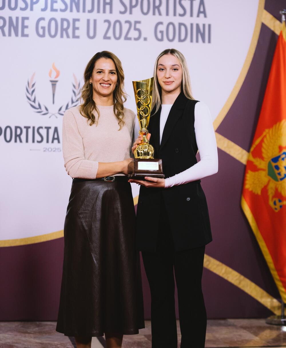<p>Našoj tekvondistkinji Andrei Berišaj na svečanosti u Vili Gorica uručena nagrada Crnogorskog olimpijskog komiteta za najbolju sportistkinju godine</p>