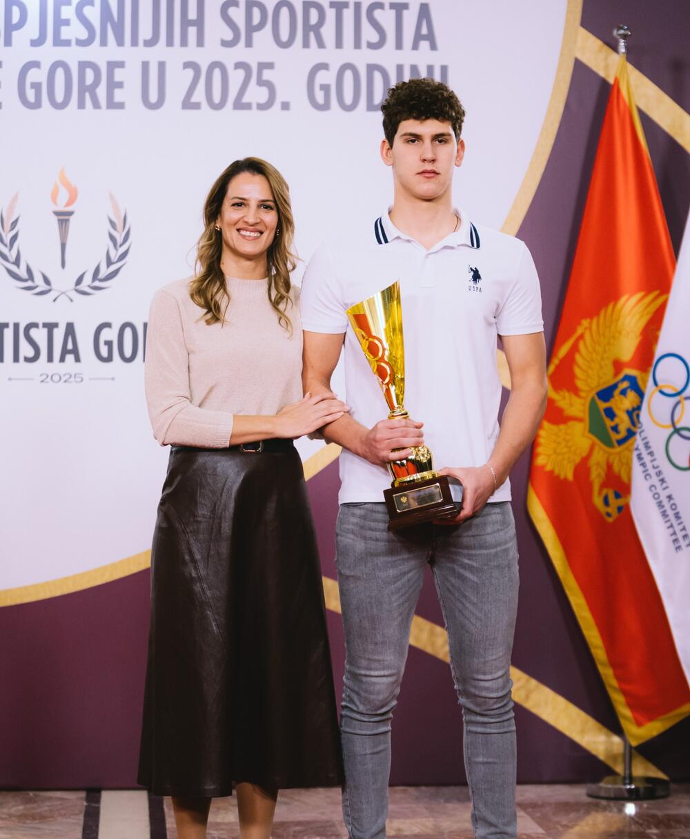 <p>Našoj tekvondistkinji Andrei Berišaj na svečanosti u Vili Gorica uručena nagrada Crnogorskog olimpijskog komiteta za najbolju sportistkinju godine</p>