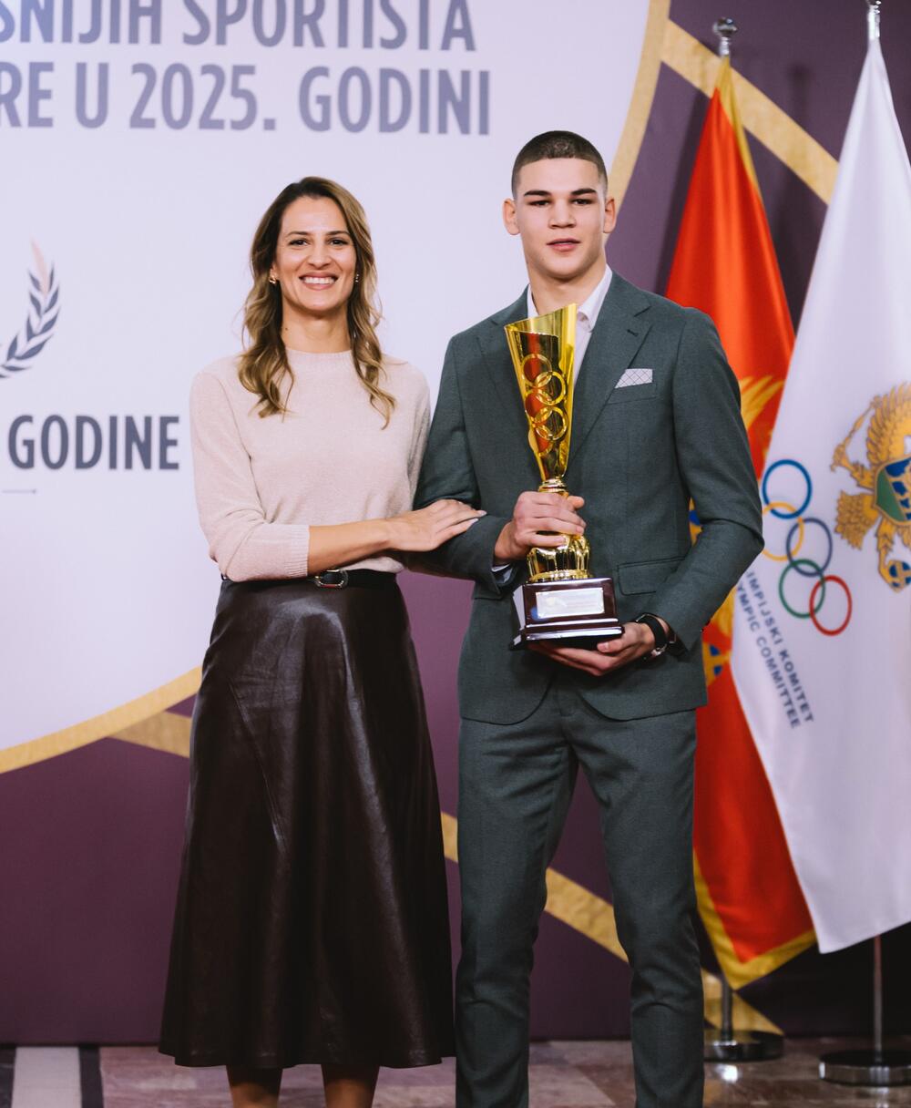 <p>Našoj tekvondistkinji Andrei Berišaj na svečanosti u Vili Gorica uručena nagrada Crnogorskog olimpijskog komiteta za najbolju sportistkinju godine</p>