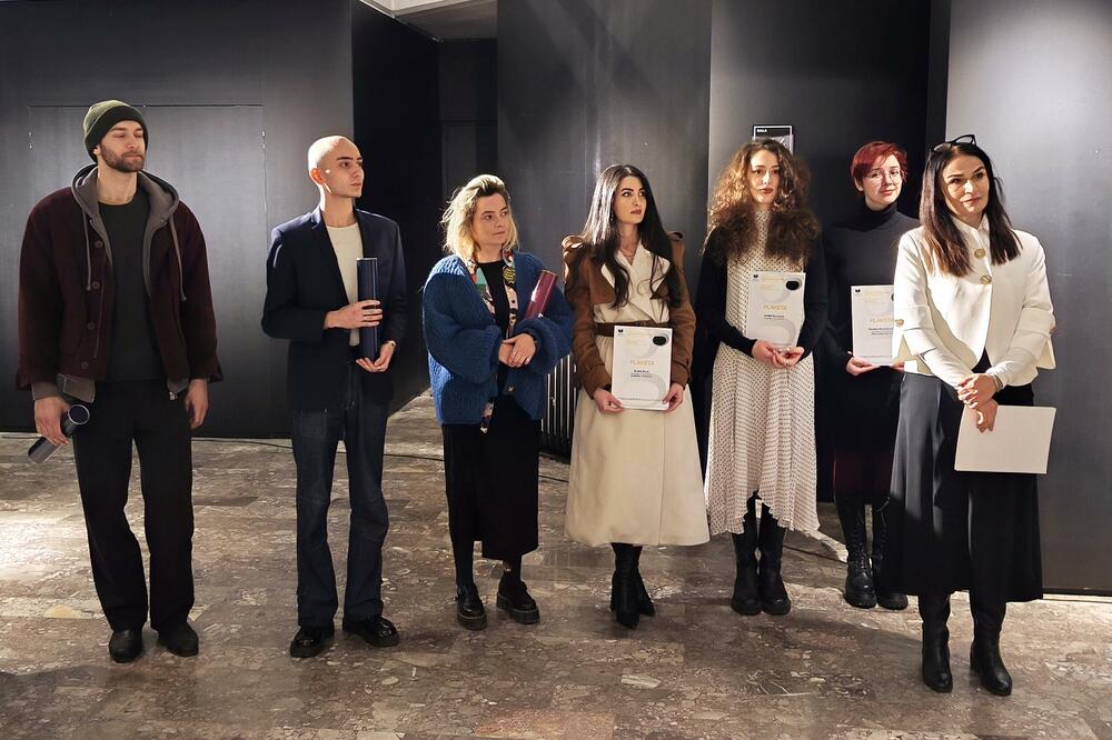 Dobitnici nagrada i plaketa sa Vesnom Bošković (desno), Foto: Jelena Kontić