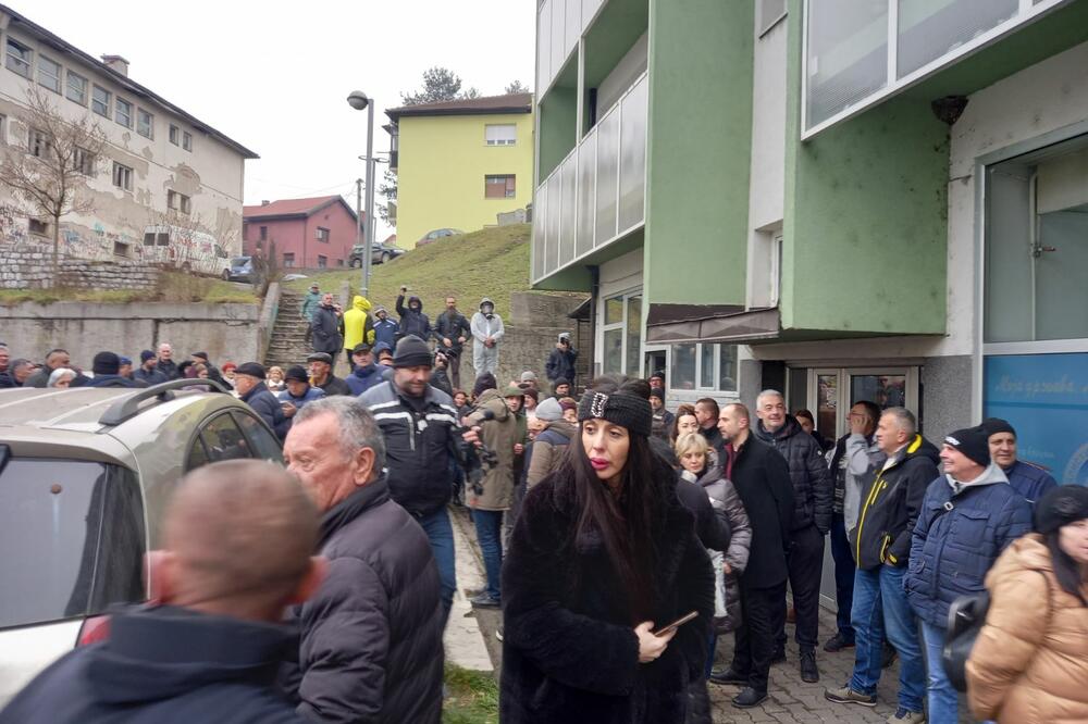 Građani i radnici spriječili inspektorku da zatvori kotlarnicu: Sa protesta 23. decembra, Foto: Goran Malidžan