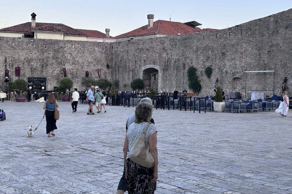 Jedna od terasa ispred Starog grada, Foto: Vuk Lajović