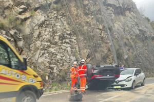 Saobraćajna nezgoda na putu Budva - Cetinje, prevrnulo se vozilo,...
