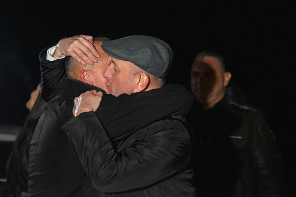 &ldquo;Bave se onim što najbolje znaju - podjelama&rdquo;: lider DNP-a Milan Knežević sa mještanima Botuna proslavlja rezultate referenduma, Foto: BORIS PEJOVIC