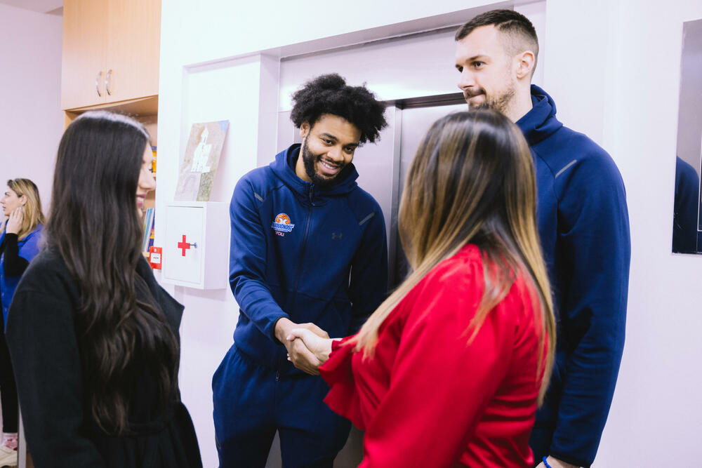 <p>Igrači KK Budućnost Voli i Mis Crne Gore posjetili centar za djecu i omladinu sa smetnjama i teškoćama u razvoju</p>