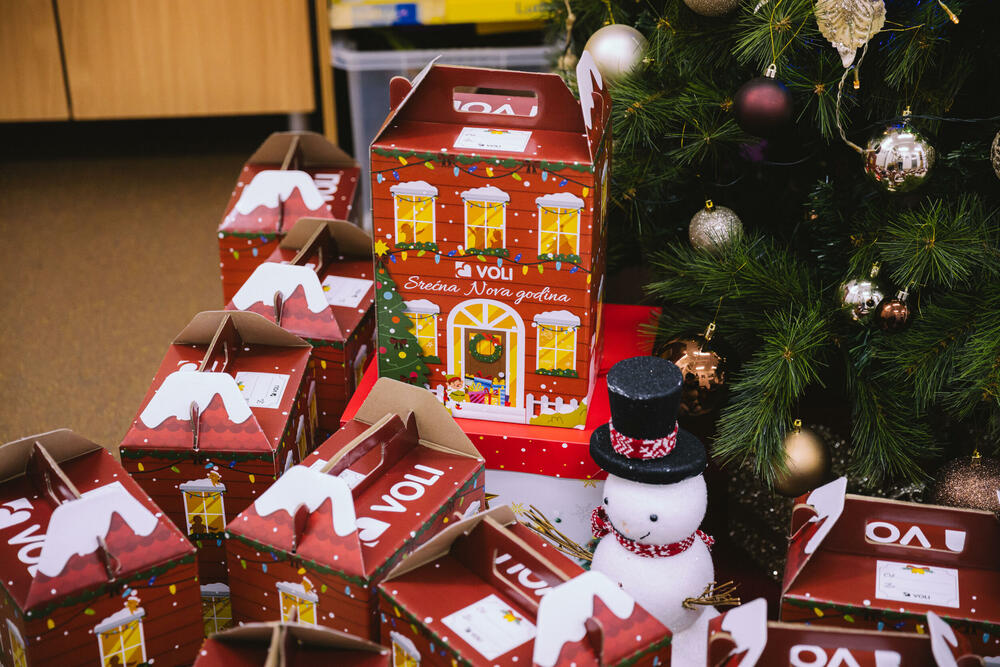 <p>Igrači KK Budućnost Voli i Mis Crne Gore posjetili centar za djecu i omladinu sa smetnjama i teškoćama u razvoju</p>