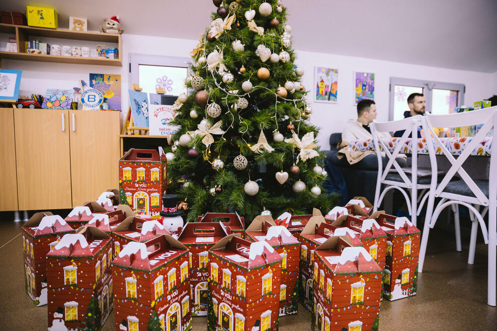 <p>Igrači KK Budućnost Voli i Mis Crne Gore posjetili centar za djecu i omladinu sa smetnjama i teškoćama u razvoju</p>