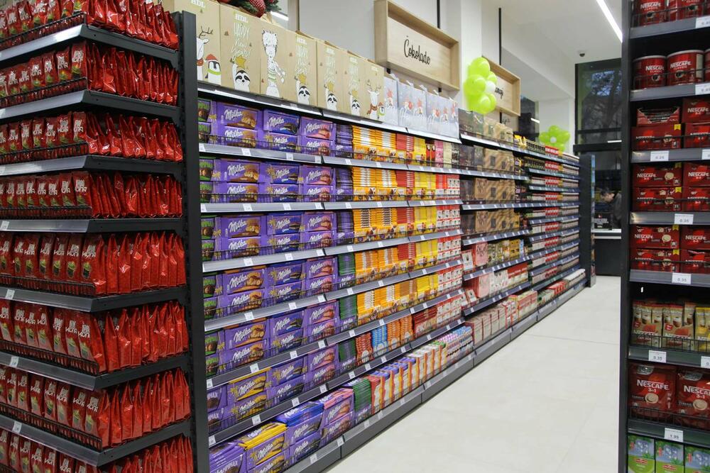 <p>Danas 25. decembra HDL otvara vrata jos jednog marketa u Podgorici na Bulevaru Svetog Petra Cetinjskog, odmah do restorana Maša. Kao i uvijek HDL je pripremio iznenađenja povodom otvaranja - na dan otvaranja svakog potrašača očekuje poklon kao znak pažnje i dobrodošlice.<br /> <br />  </p>