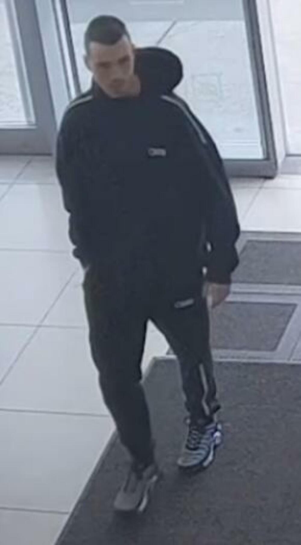 <p>"Pozivamo građane i medije, kako domaće, tako i one iz regiona da, ukoliko prepoznaju lice sa fotografija, informaciju o njegovom identitetu podijele odnosno prijave najbližoj policijskoj stanici, pozivom na broj 122 ili anonimno na broj 19969", navodi se u saopštenju policije</p>