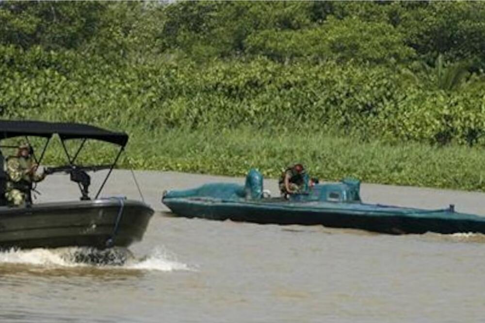 Pripadnici kolumbijske mornarice sprovode polu-podmornicu u blizini Medeljina u junu 2009., Foto: Rojters