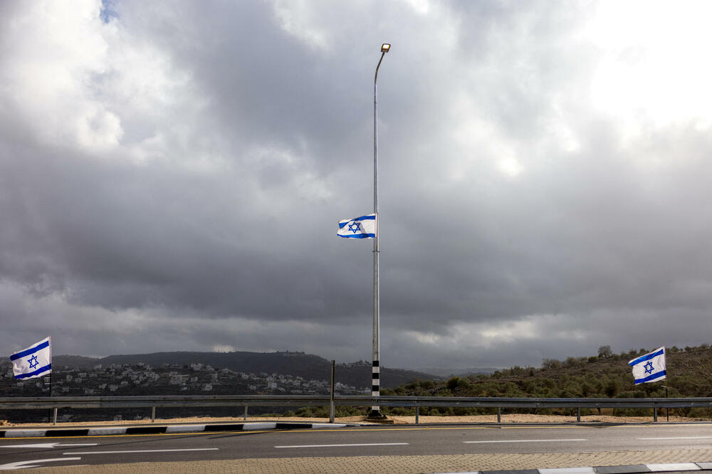Izraelske zastave vijore se na ulazu u Evjatar, izraelsko naselje na okupiranoj Zapadnoj obali, Foto: Reuters