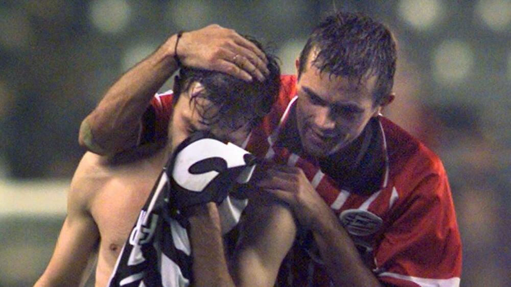 Filip Koku tješi Željka Petrovića dok je igrao za PSV