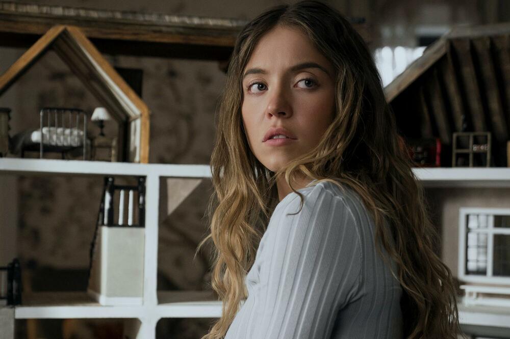 Potpis ispod fotografije, Sidni Svini igra sobaricu Mili Kalovej u filmu &bdquo;Sobarica&ldquo;., Foto: Lionsgate