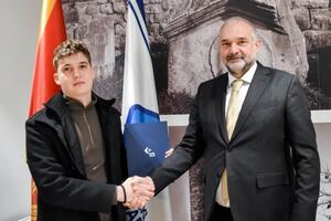 Radović potpisao ugovor sa studentom: KCCG stipendira Kustudića sa...