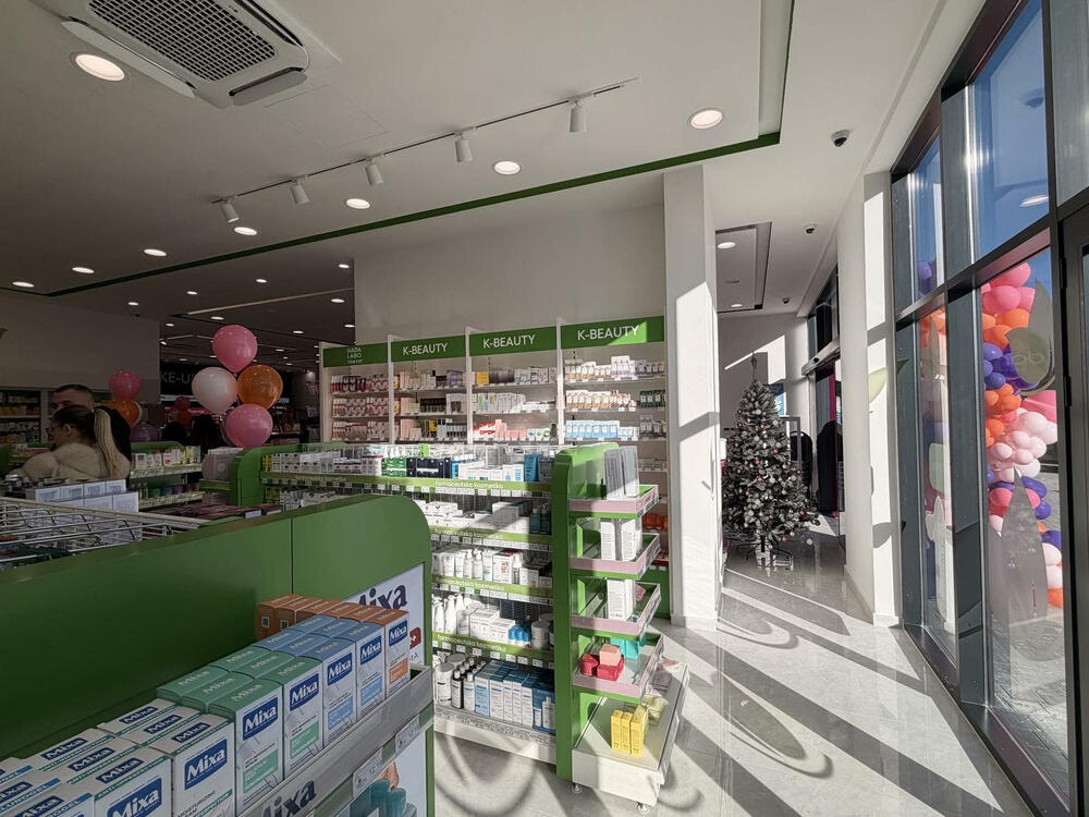 <p>Asortiman je pažljivo osmišljen i obuhvata apoteku sa farmaceutskim i dermokozmetičkim proizvodima, njegu kože i tijela, korejsku kozmetiku, premium i drogerijski makeup, kompletnu njegu kose, kao i bogatu ponudu parfimerije i niche parfema</p>