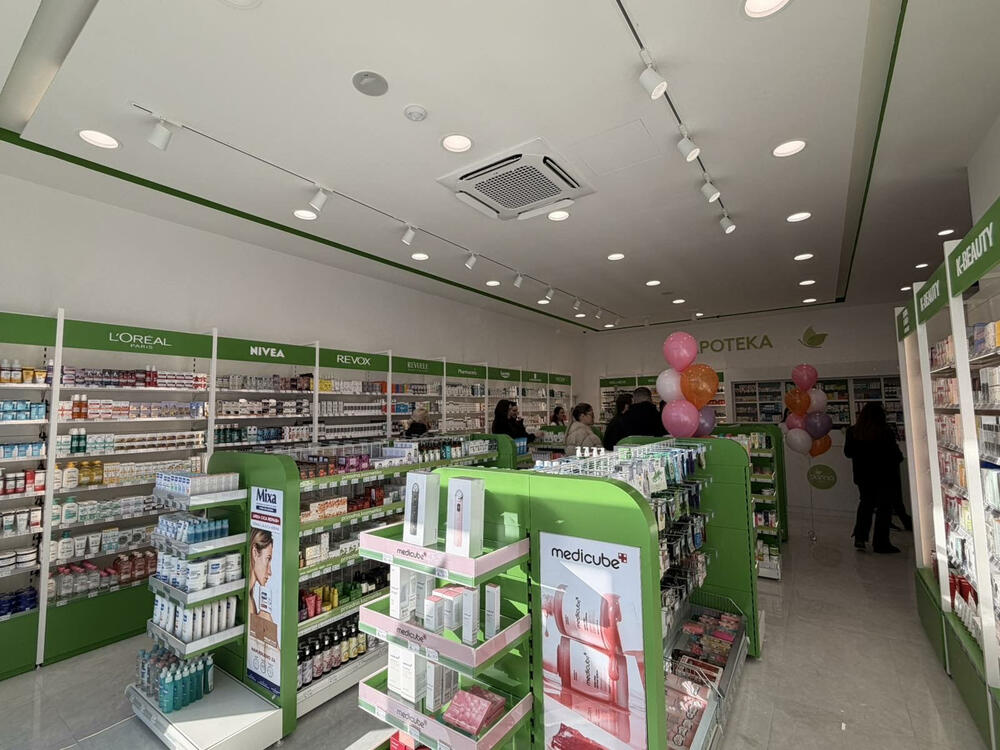 <p>Asortiman je pažljivo osmišljen i obuhvata apoteku sa farmaceutskim i dermokozmetičkim proizvodima, njegu kože i tijela, korejsku kozmetiku, premium i drogerijski makeup, kompletnu njegu kose, kao i bogatu ponudu parfimerije i niche parfema</p>