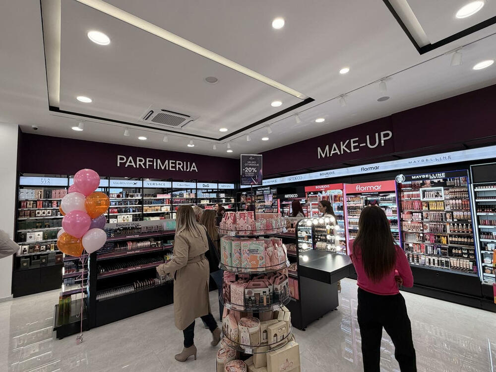 <p>Asortiman je pažljivo osmišljen i obuhvata apoteku sa farmaceutskim i dermokozmetičkim proizvodima, njegu kože i tijela, korejsku kozmetiku, premium i drogerijski makeup, kompletnu njegu kose, kao i bogatu ponudu parfimerije i niche parfema</p>