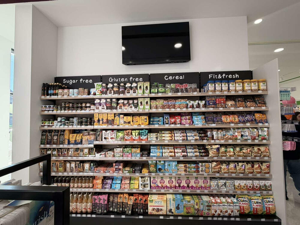 <p>Asortiman je pažljivo osmišljen i obuhvata apoteku sa farmaceutskim i dermokozmetičkim proizvodima, njegu kože i tijela, korejsku kozmetiku, premium i drogerijski makeup, kompletnu njegu kose, kao i bogatu ponudu parfimerije i niche parfema</p>