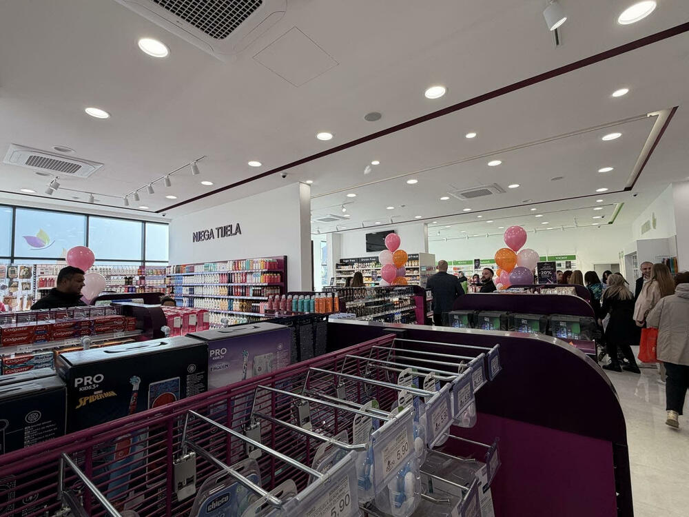 <p>Asortiman je pažljivo osmišljen i obuhvata apoteku sa farmaceutskim i dermokozmetičkim proizvodima, njegu kože i tijela, korejsku kozmetiku, premium i drogerijski makeup, kompletnu njegu kose, kao i bogatu ponudu parfimerije i niche parfema</p>