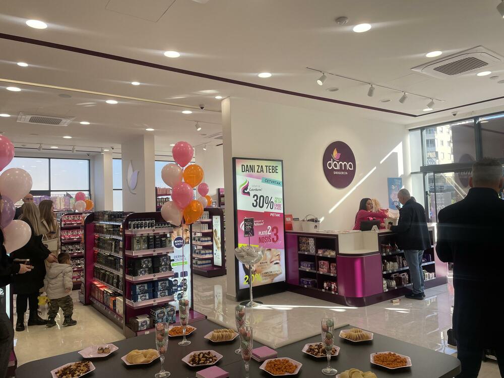 <p>Asortiman je pažljivo osmišljen i obuhvata apoteku sa farmaceutskim i dermokozmetičkim proizvodima, njegu kože i tijela, korejsku kozmetiku, premium i drogerijski makeup, kompletnu njegu kose, kao i bogatu ponudu parfimerije i niche parfema</p>