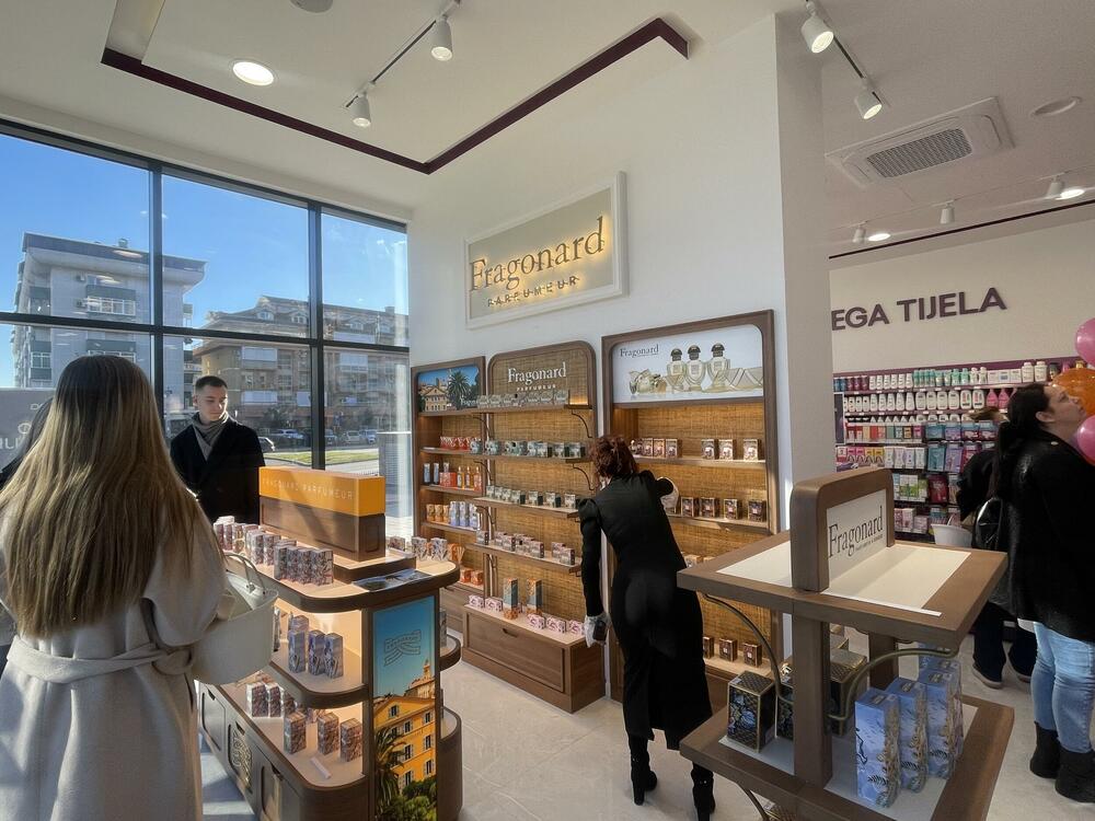 <p>Asortiman je pažljivo osmišljen i obuhvata apoteku sa farmaceutskim i dermokozmetičkim proizvodima, njegu kože i tijela, korejsku kozmetiku, premium i drogerijski makeup, kompletnu njegu kose, kao i bogatu ponudu parfimerije i niche parfema</p>