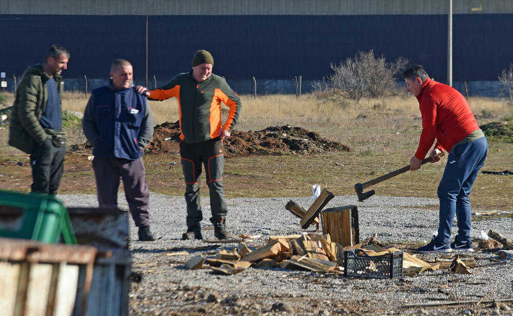 <p>Milan Ćetković apelovao na predsjednike države i Vlade, gradonačelnika Podgorice i Delegaciju EU da Botunjanima omoguće mirne praznike</p>