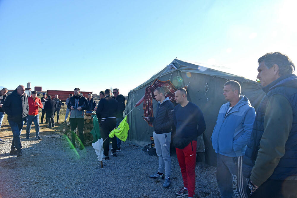 <p>Milan Ćetković apelovao na predsjednike države i Vlade, gradonačelnika Podgorice i Delegaciju EU da Botunjanima omoguće mirne praznike</p>