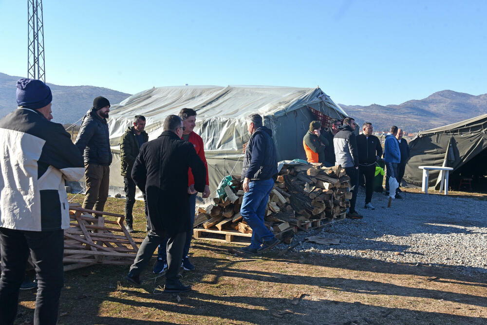 <p>Milan Ćetković apelovao na predsjednike države i Vlade, gradonačelnika Podgorice i Delegaciju EU da Botunjanima omoguće mirne praznike</p>
