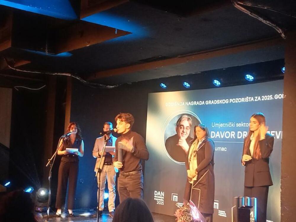 Dodjela nagrade Davoru Dragojeviću koju preuzima njegov sin