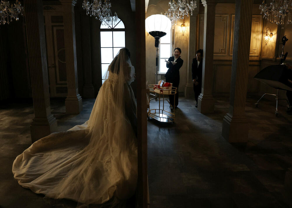 Nogući prilazi 'matičaru' koji je održao ceremoniju vjenčanja nje i Klausa