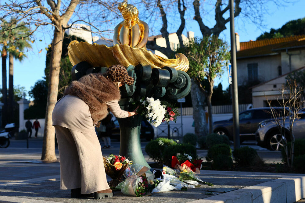 Žena ostavlja cvijeće ispod spomenika posvećenog Brižit Bardo, Foto: REUTERS
