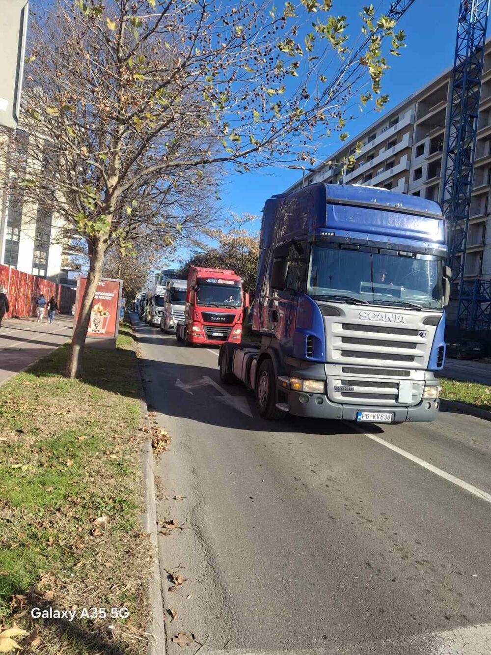 <p>"Današnja protestna vožnja je proizvod višegodišnjeg šikaniranja, ugnjetavanja i uništavanja transportne industrije u Crnoj Gori. Zahtijevamo povraćaj akcize na dizel u iznosu od 44 centa po litru goriva, povraćaj PDV-a u roku od 30 odnosno 60 dana, organizaciju rada kontrole na granicama...", kazali su iz Udruženja prevoznika</p>