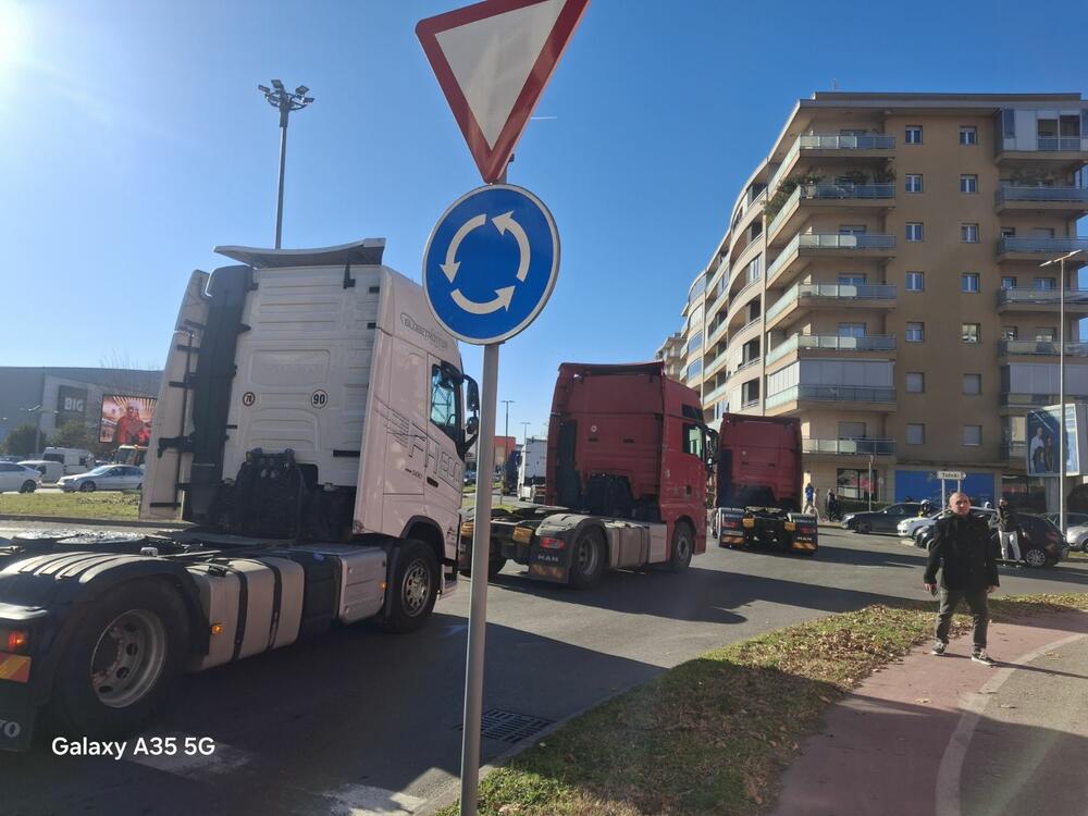 <p>"Današnja protestna vožnja je proizvod višegodišnjeg šikaniranja, ugnjetavanja i uništavanja transportne industrije u Crnoj Gori. Zahtijevamo povraćaj akcize na dizel u iznosu od 44 centa po litru goriva, povraćaj PDV-a u roku od 30 odnosno 60 dana, organizaciju rada kontrole na granicama...", kazali su iz Udruženja prevoznika</p>