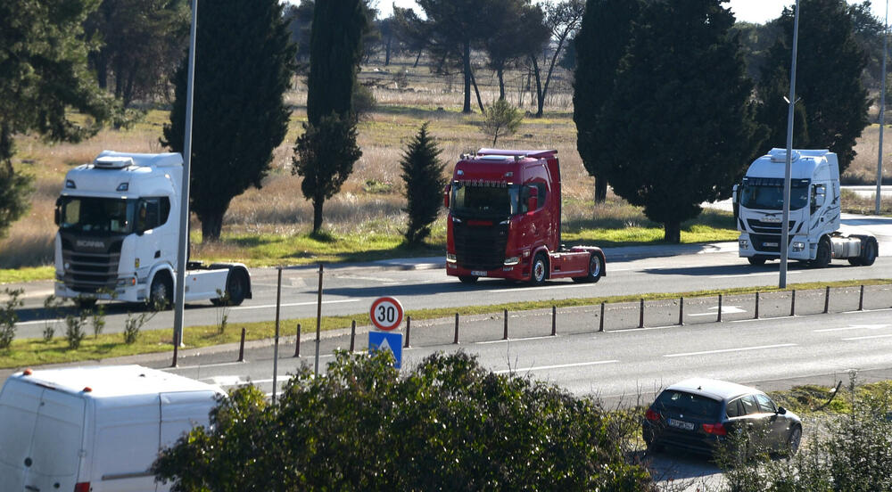 <p>"Današnja protestna vožnja je proizvod višegodišnjeg šikaniranja, ugnjetavanja i uništavanja transportne industrije u Crnoj Gori. Zahtijevamo povraćaj akcize na dizel u iznosu od 44 centa po litru goriva, povraćaj PDV-a u roku od 30 odnosno 60 dana, organizaciju rada kontrole na granicama...", kazali su iz Udruženja prevoznika</p>
