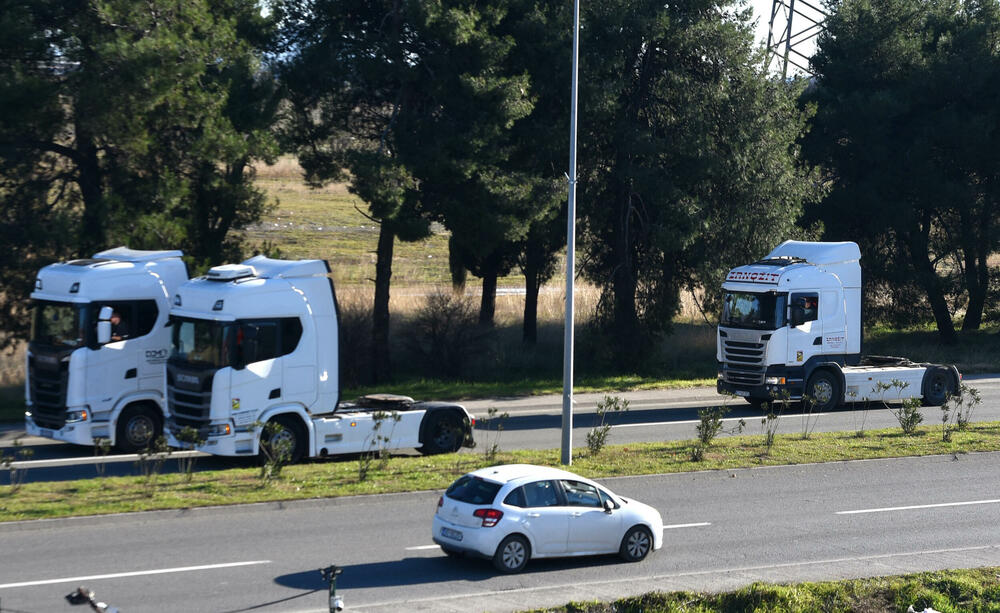 <p>"Današnja protestna vožnja je proizvod višegodišnjeg šikaniranja, ugnjetavanja i uništavanja transportne industrije u Crnoj Gori. Zahtijevamo povraćaj akcize na dizel u iznosu od 44 centa po litru goriva, povraćaj PDV-a u roku od 30 odnosno 60 dana, organizaciju rada kontrole na granicama...", kazali su iz Udruženja prevoznika</p>