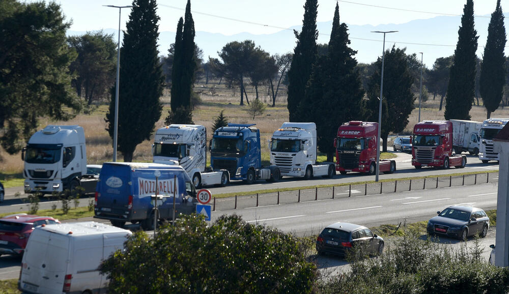 <p>"Današnja protestna vožnja je proizvod višegodišnjeg šikaniranja, ugnjetavanja i uništavanja transportne industrije u Crnoj Gori. Zahtijevamo povraćaj akcize na dizel u iznosu od 44 centa po litru goriva, povraćaj PDV-a u roku od 30 odnosno 60 dana, organizaciju rada kontrole na granicama...", kazali su iz Udruženja prevoznika</p>