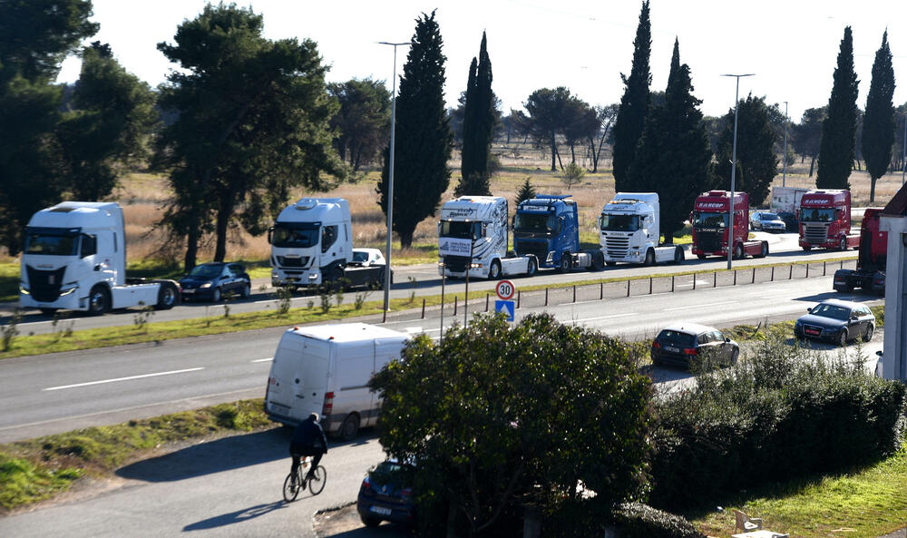 <p>"Današnja protestna vožnja je proizvod višegodišnjeg šikaniranja, ugnjetavanja i uništavanja transportne industrije u Crnoj Gori. Zahtijevamo povraćaj akcize na dizel u iznosu od 44 centa po litru goriva, povraćaj PDV-a u roku od 30 odnosno 60 dana, organizaciju rada kontrole na granicama...", kazali su iz Udruženja prevoznika</p>