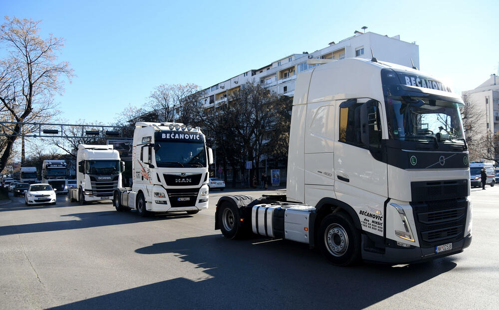 <p>"Današnja protestna vožnja je proizvod višegodišnjeg šikaniranja, ugnjetavanja i uništavanja transportne industrije u Crnoj Gori. Zahtijevamo povraćaj akcize na dizel u iznosu od 44 centa po litru goriva, povraćaj PDV-a u roku od 30 odnosno 60 dana, organizaciju rada kontrole na granicama...", kazali su iz Udruženja prevoznika</p>