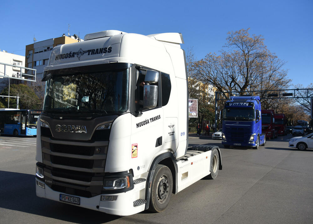 <p>"Današnja protestna vožnja je proizvod višegodišnjeg šikaniranja, ugnjetavanja i uništavanja transportne industrije u Crnoj Gori. Zahtijevamo povraćaj akcize na dizel u iznosu od 44 centa po litru goriva, povraćaj PDV-a u roku od 30 odnosno 60 dana, organizaciju rada kontrole na granicama...", kazali su iz Udruženja prevoznika</p>