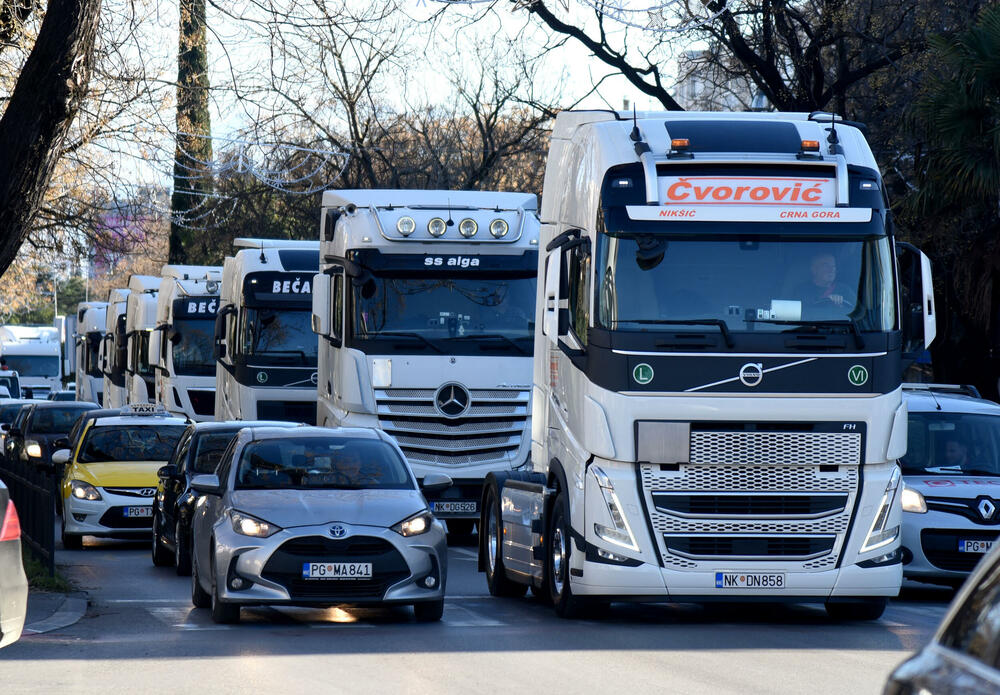 <p>"Današnja protestna vožnja je proizvod višegodišnjeg šikaniranja, ugnjetavanja i uništavanja transportne industrije u Crnoj Gori. Zahtijevamo povraćaj akcize na dizel u iznosu od 44 centa po litru goriva, povraćaj PDV-a u roku od 30 odnosno 60 dana, organizaciju rada kontrole na granicama...", kazali su iz Udruženja prevoznika</p>