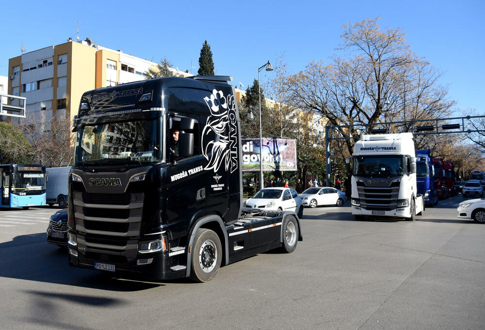 <p>"Današnja protestna vožnja je proizvod višegodišnjeg šikaniranja, ugnjetavanja i uništavanja transportne industrije u Crnoj Gori. Zahtijevamo povraćaj akcize na dizel u iznosu od 44 centa po litru goriva, povraćaj PDV-a u roku od 30 odnosno 60 dana, organizaciju rada kontrole na granicama...", kazali su iz Udruženja prevoznika</p>