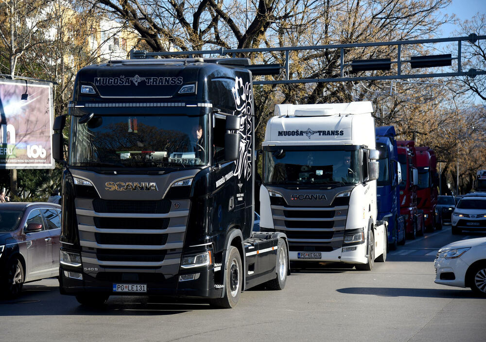 <p>"Današnja protestna vožnja je proizvod višegodišnjeg šikaniranja, ugnjetavanja i uništavanja transportne industrije u Crnoj Gori. Zahtijevamo povraćaj akcize na dizel u iznosu od 44 centa po litru goriva, povraćaj PDV-a u roku od 30 odnosno 60 dana, organizaciju rada kontrole na granicama...", kazali su iz Udruženja prevoznika</p>