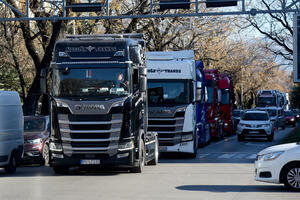 Protestna vožnja kamionžija kroz Podgoricu: Spajiću obećali i...