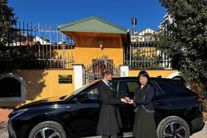 Ambasada Kine donirala hibridno vozilo Ministarstvu turizma