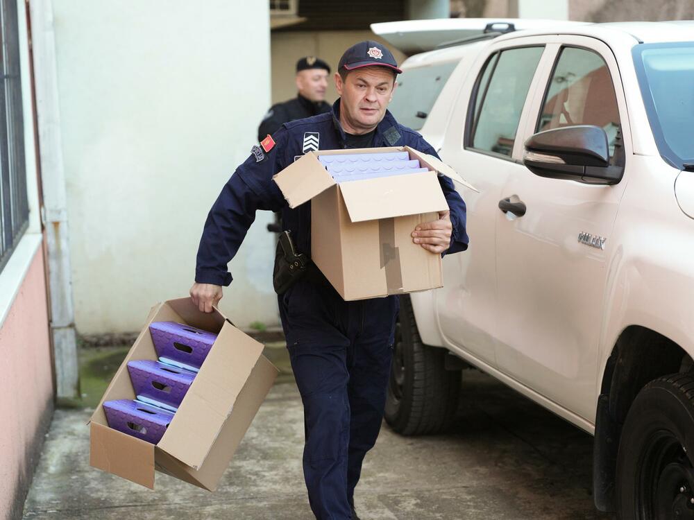 <p>"Skromni pokloni, trenuci igre i pažnja kojom smo okružili mališane učinili su da praznična čarolija danas bude stvarna i opipljiva", navodi se u saopštenju policije</p>