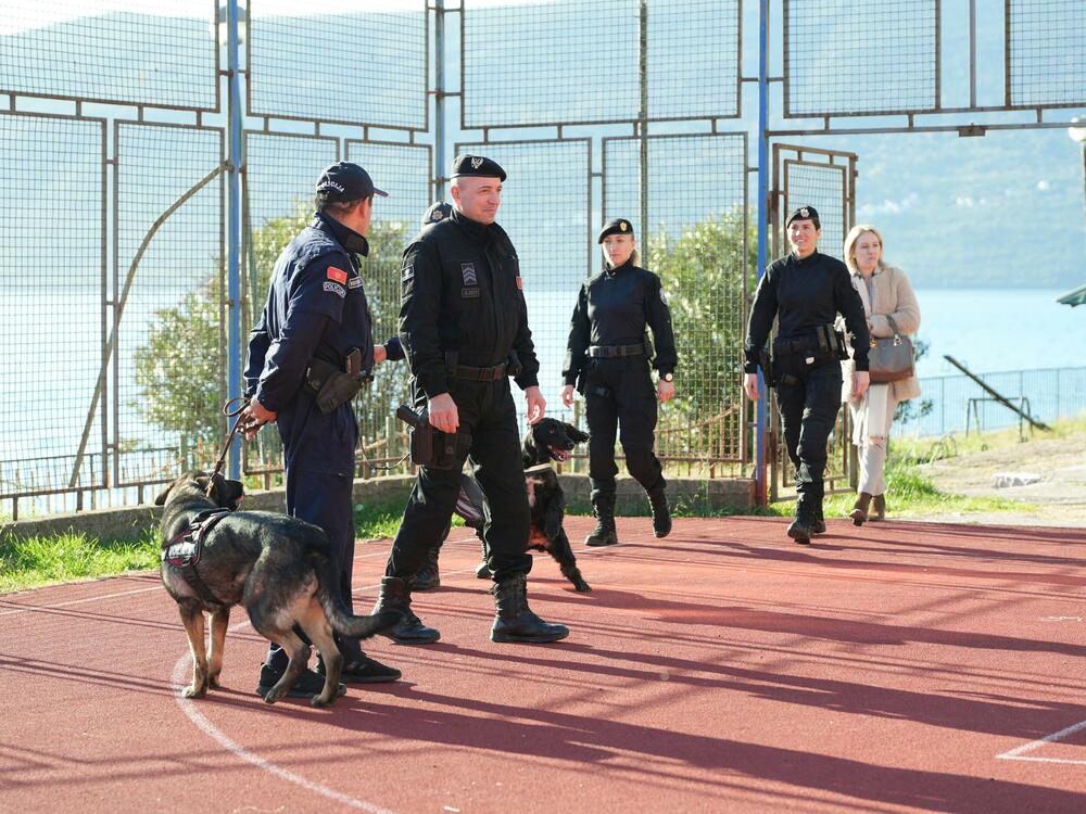 <p>"Skromni pokloni, trenuci igre i pažnja kojom smo okružili mališane učinili su da praznična čarolija danas bude stvarna i opipljiva", navodi se u saopštenju policije</p>