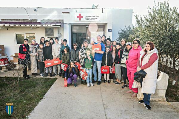 Podijelili novogodišnje paketiće djeci iz Ukrajine i iz porodica u...