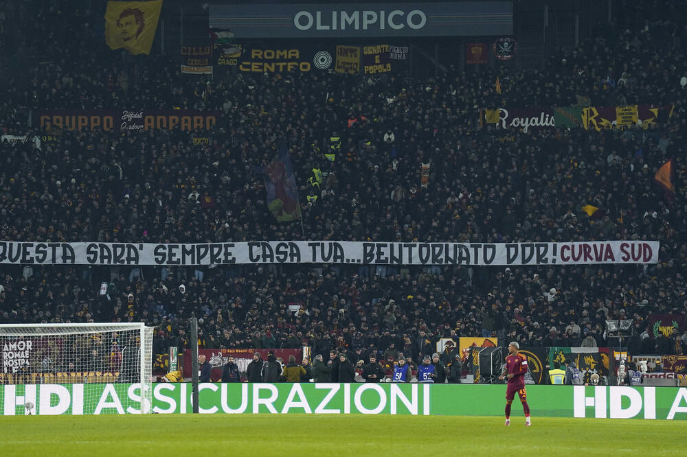 Navijači Rome na praavi način su dočekali legendu, Foto: Reuters