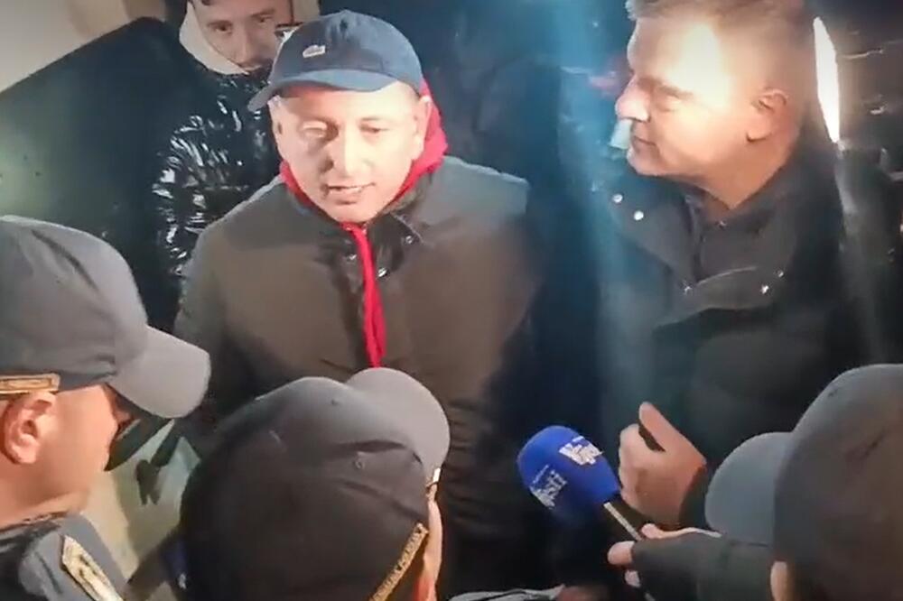 Knežević razgovara sa komunalnim policajcima u Botunu, Foto: Printscreen
